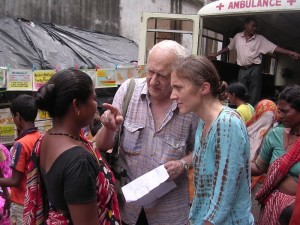 Marie-Ange Houot, Présidente de Calcutta Espoir  France. En 2015, en compagnie du docteur Preger à Calcutta.